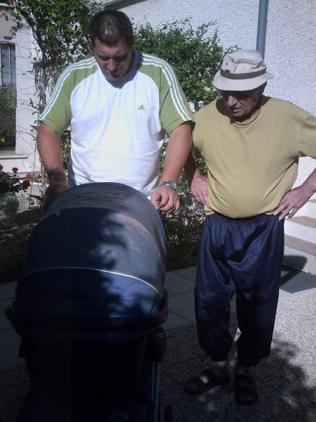 attention derri&egrave;re toi tonton...